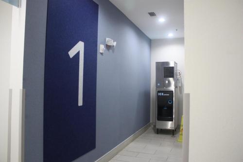 holiday inn express hotel and suites shamrock north by ihg