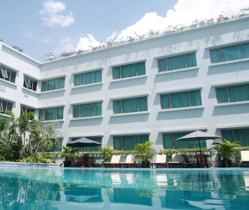 aston tropicana