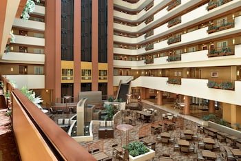 embassy suites by hilton e peoria riverfront conf center