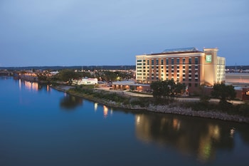 embassy suites by hilton e peoria riverfront conf center