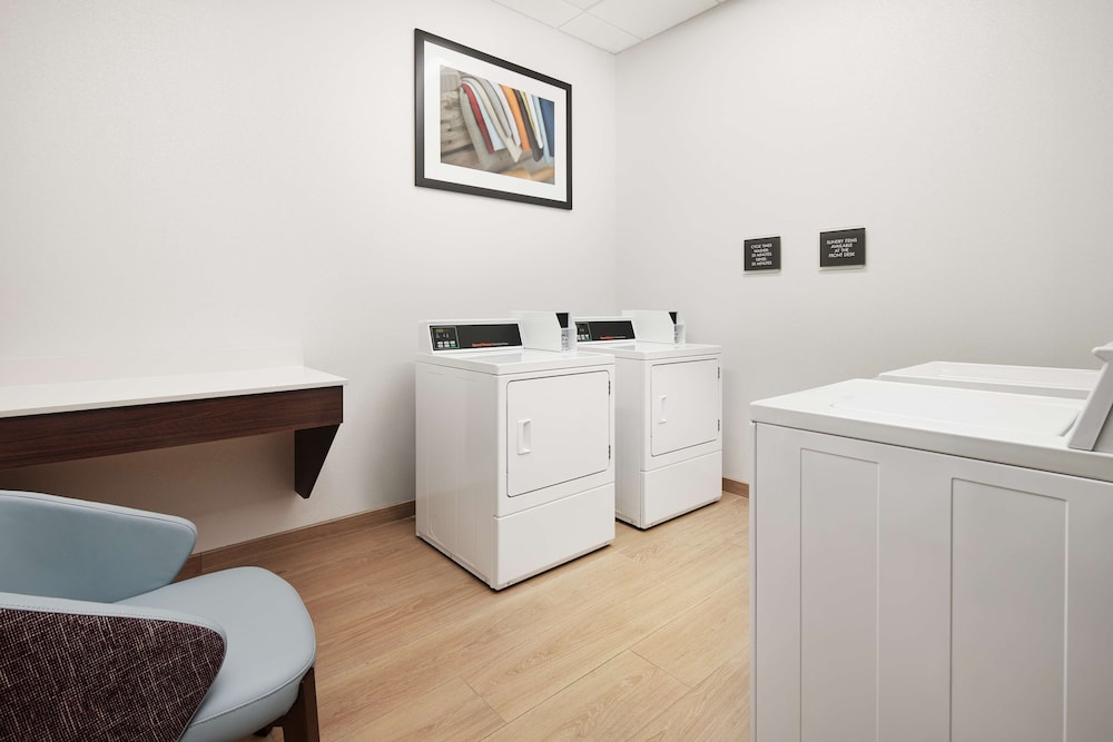 embassy suites by hilton atlanta airport north