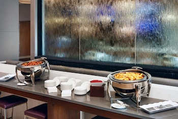 embassy suites by hilton atlanta airport north