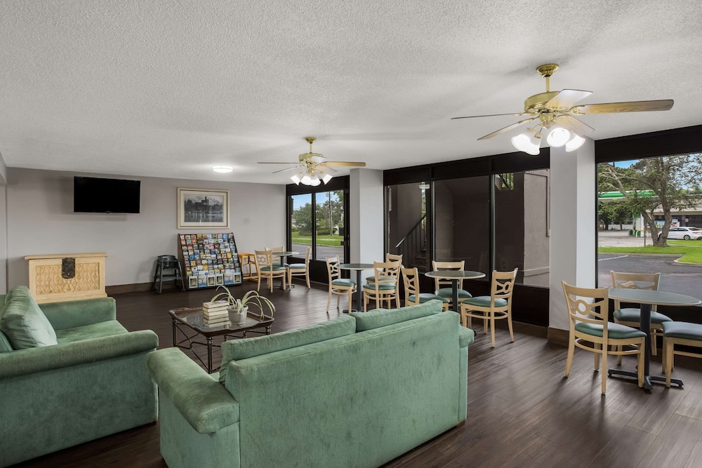 super 8 by wyndham savannah