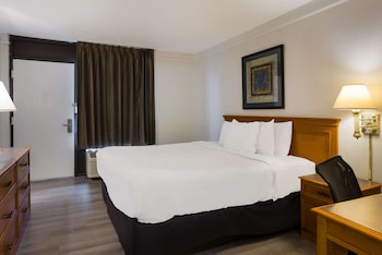 super 8 by wyndham savannah