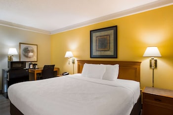 super 8 by wyndham savannah
