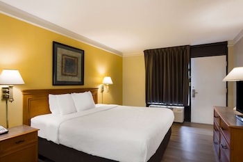 super 8 by wyndham savannah