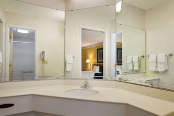 super 8 by wyndham savannah