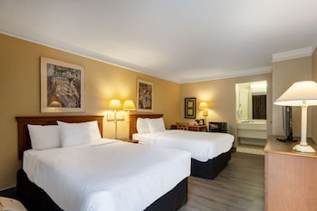 super 8 by wyndham savannah