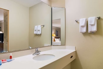 super 8 by wyndham savannah