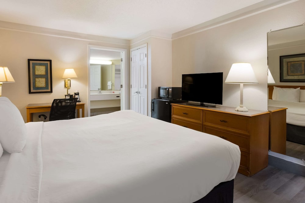 super 8 by wyndham savannah