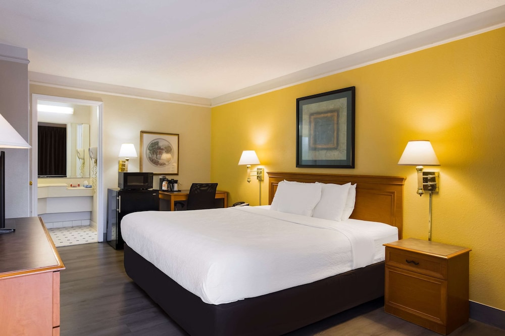 super 8 by wyndham savannah