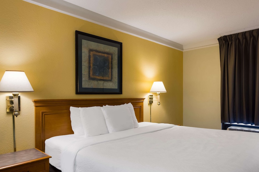 super 8 by wyndham savannah