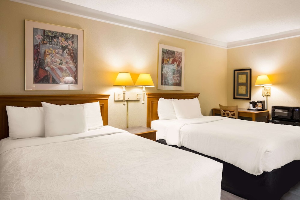 super 8 by wyndham savannah