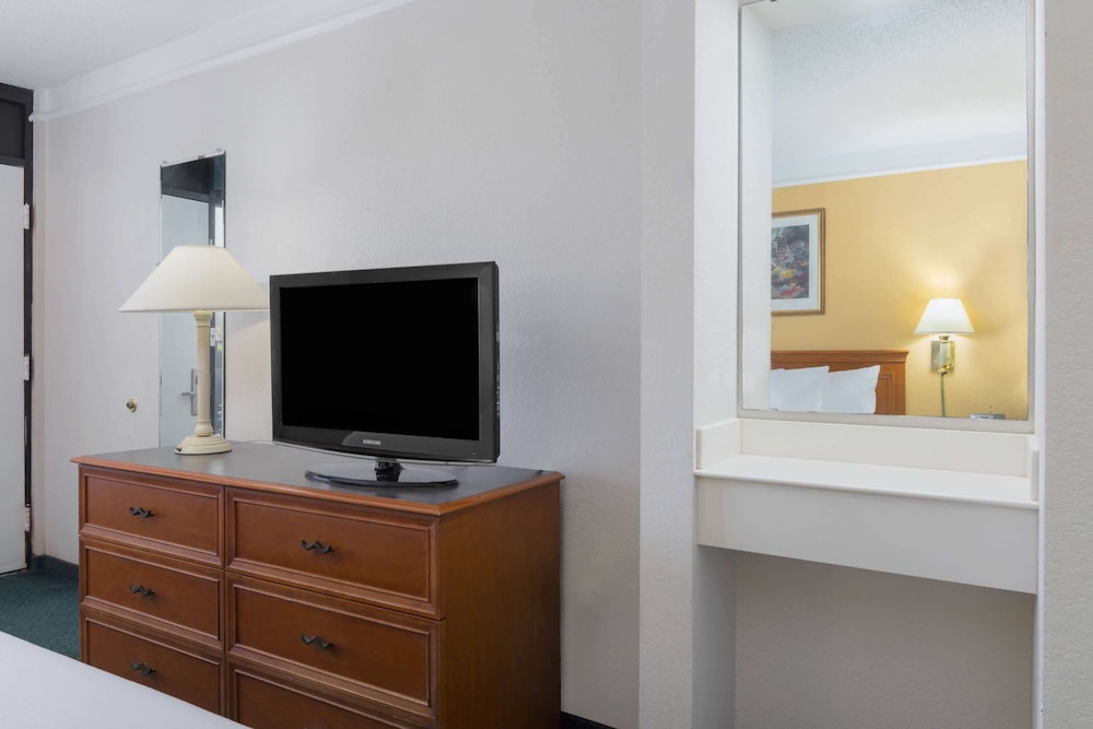 super 8 by wyndham savannah