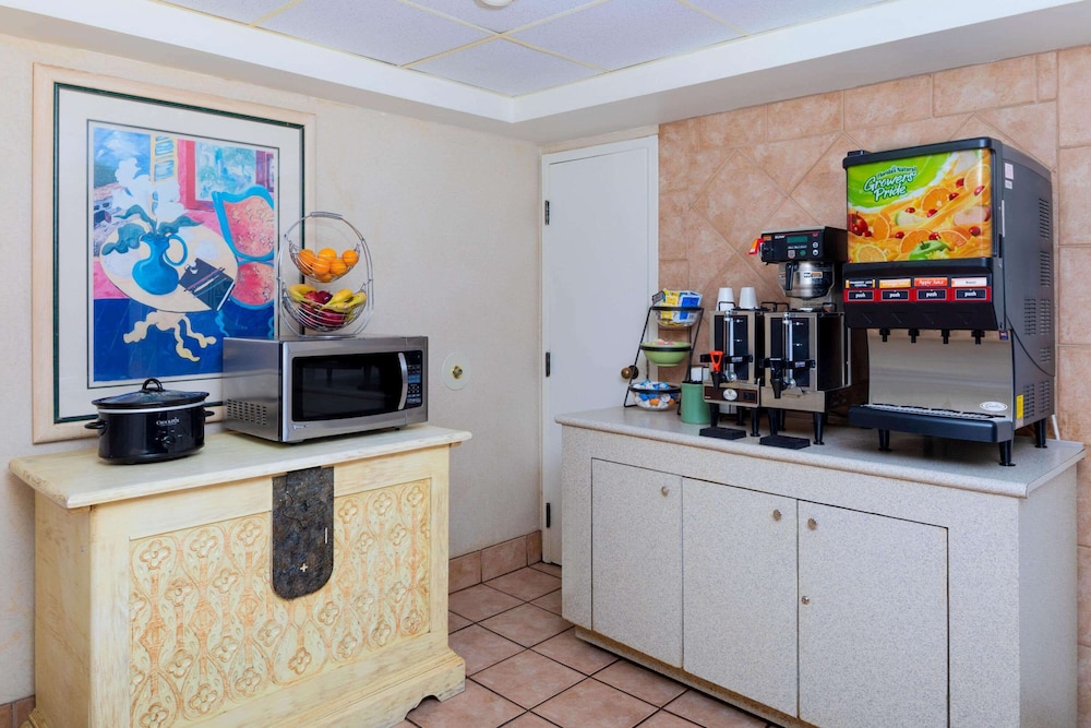 super 8 by wyndham savannah