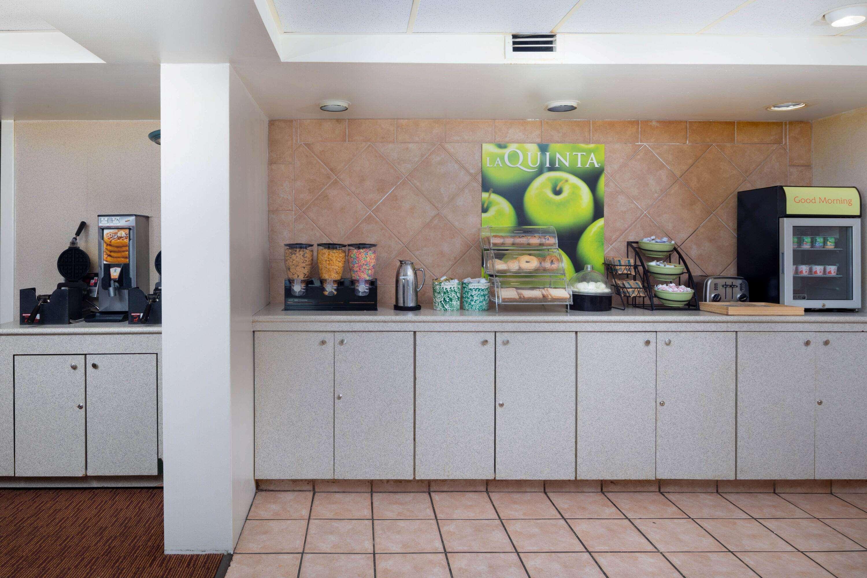 super 8 by wyndham savannah