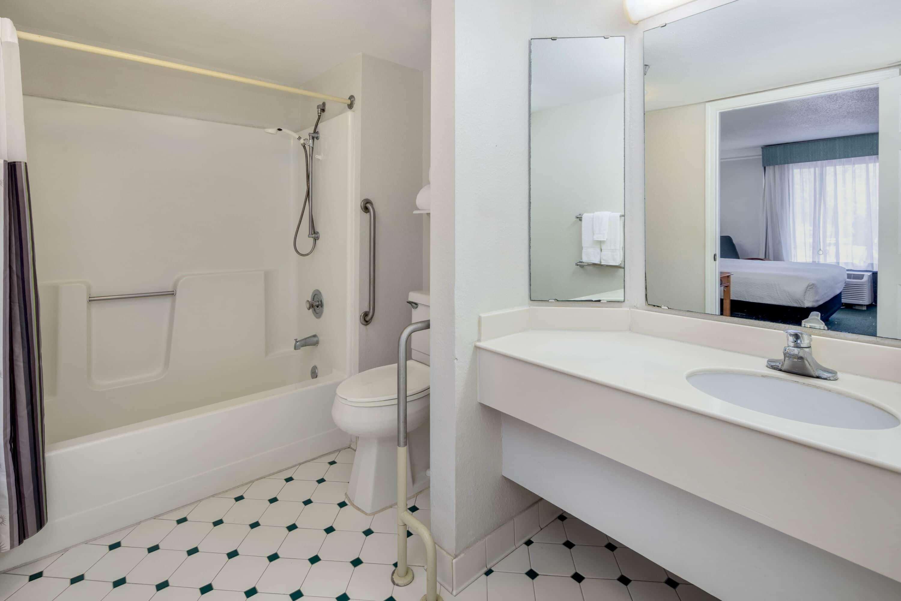 super 8 by wyndham savannah