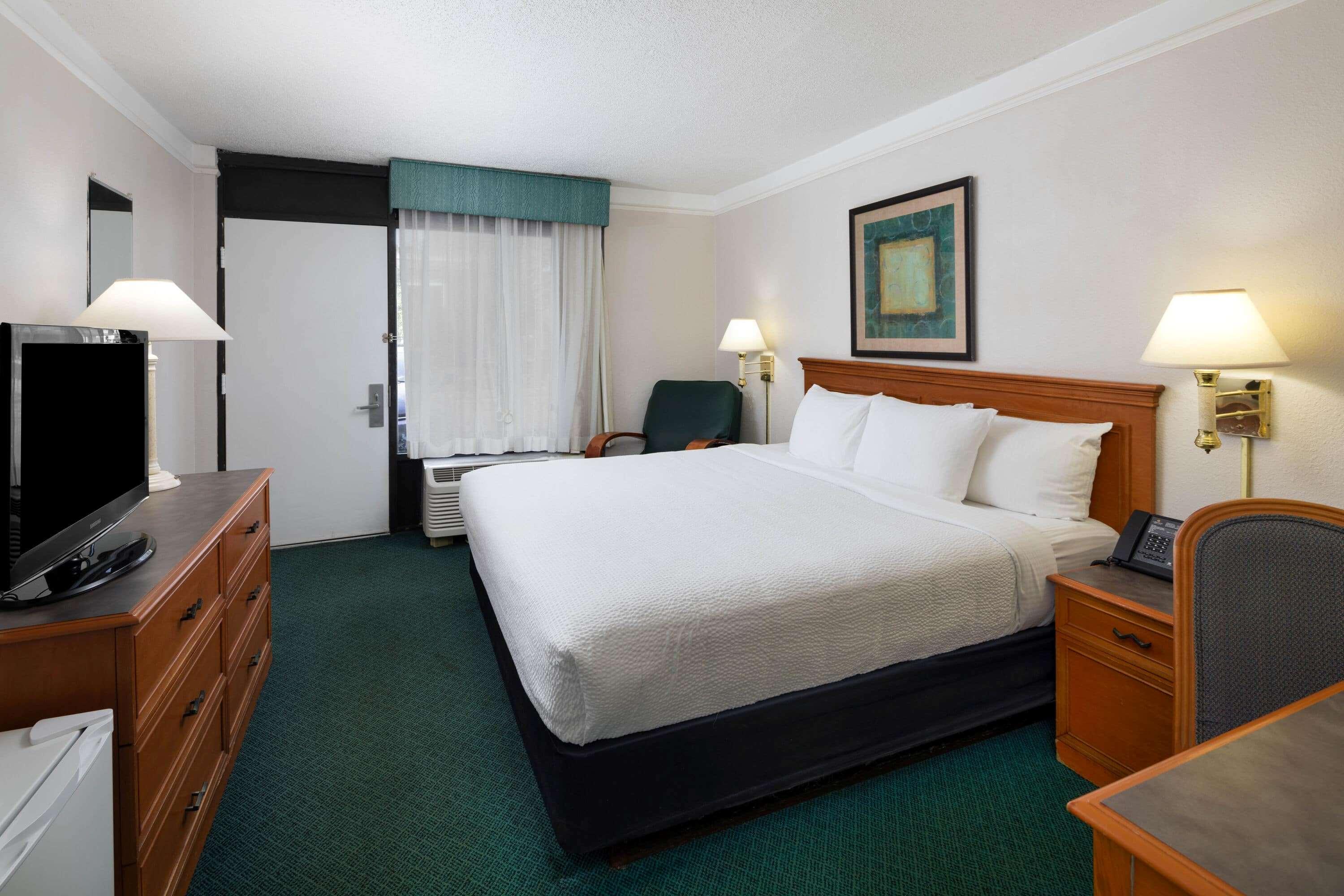 super 8 by wyndham savannah