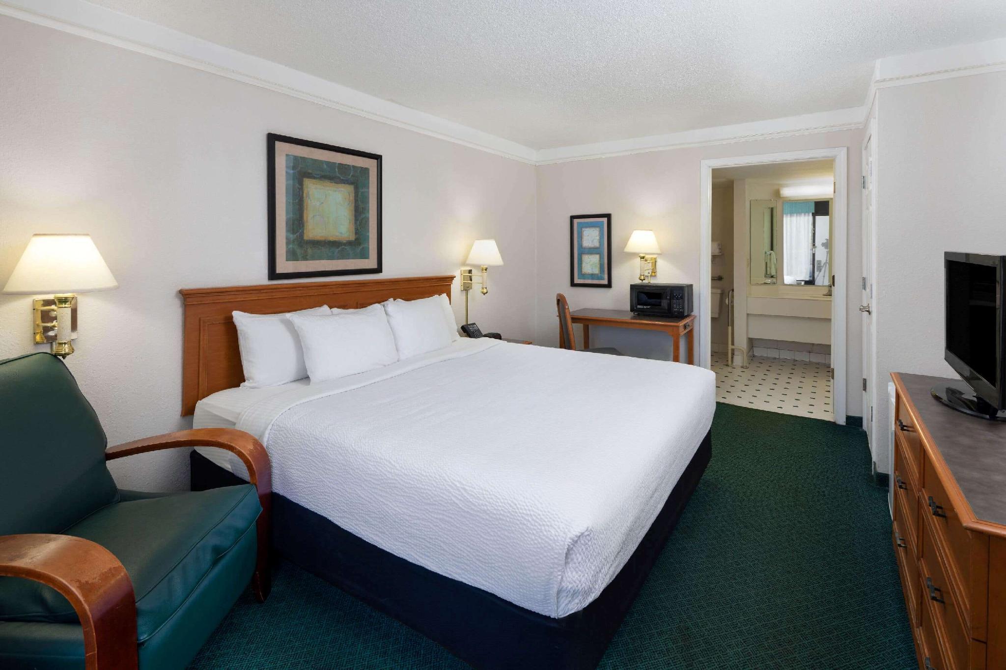 super 8 by wyndham savannah