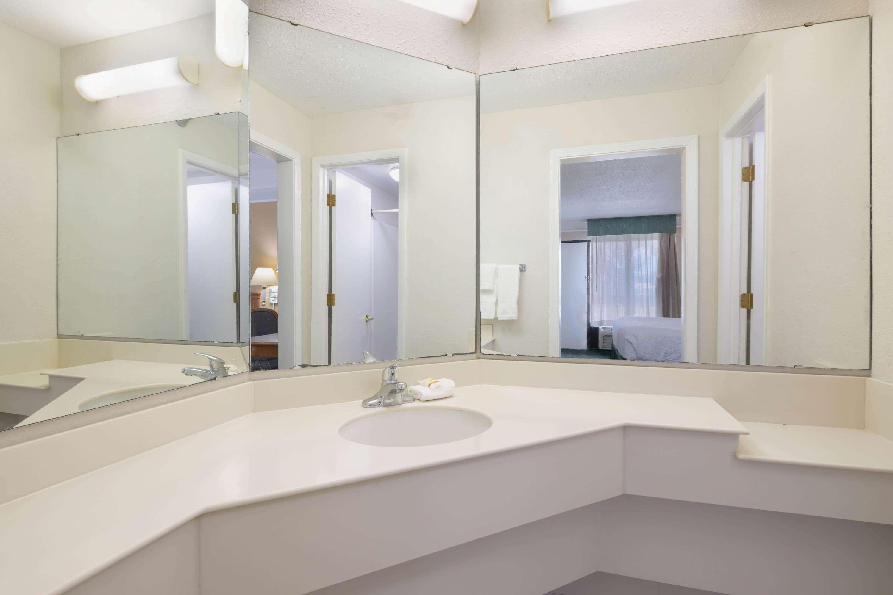 super 8 by wyndham savannah