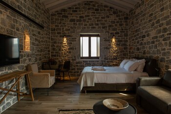 manifest hotel