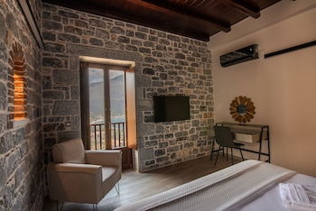 manifest hotel