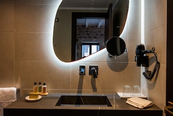 manifest hotel
