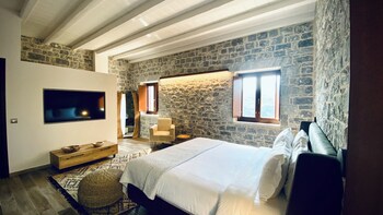manifest hotel