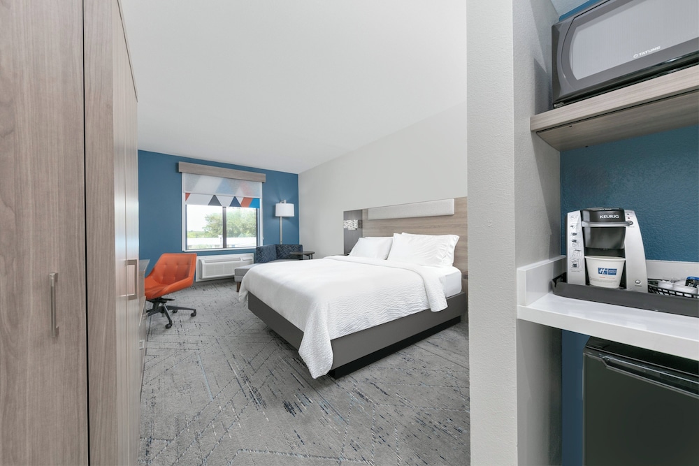 holiday inn express hotel and suites winnie by ihg