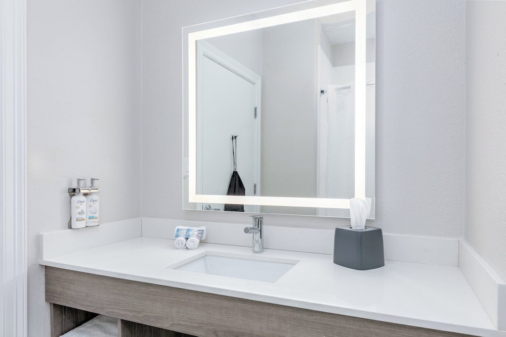 holiday inn express hotel and suites winnie by ihg