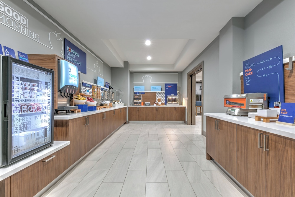 holiday inn express hotel and suites winnie by ihg