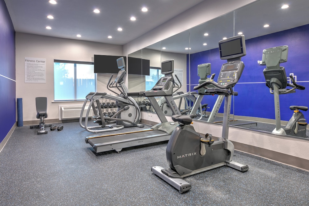 holiday inn express hotel and suites winnie by ihg