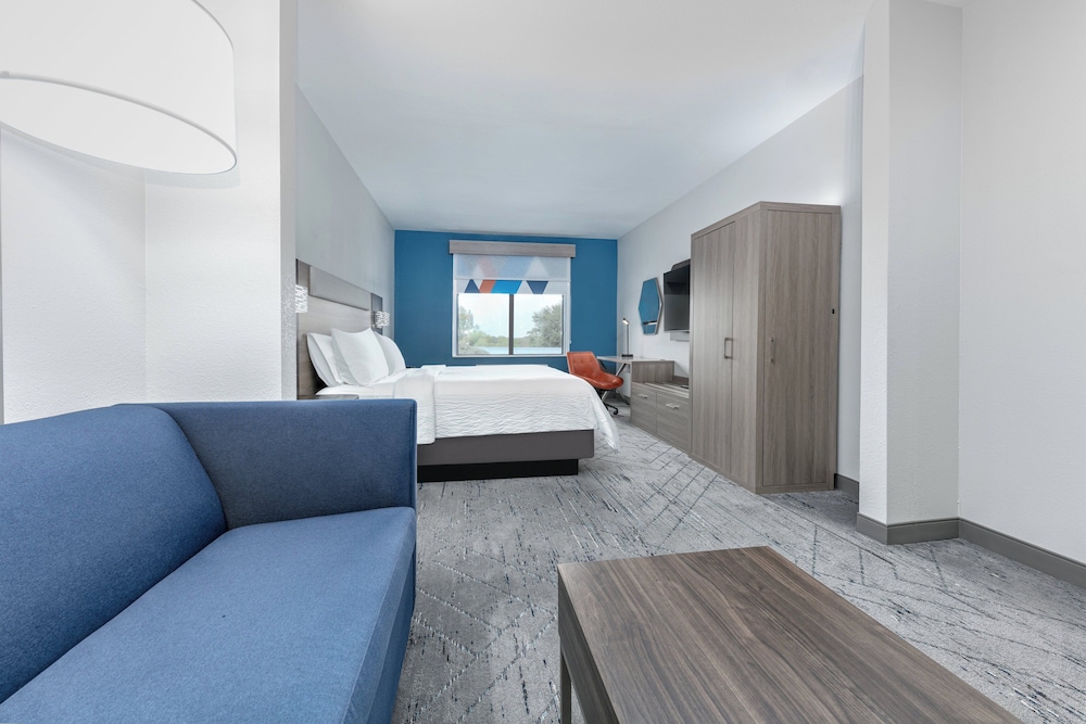holiday inn express hotel and suites winnie by ihg