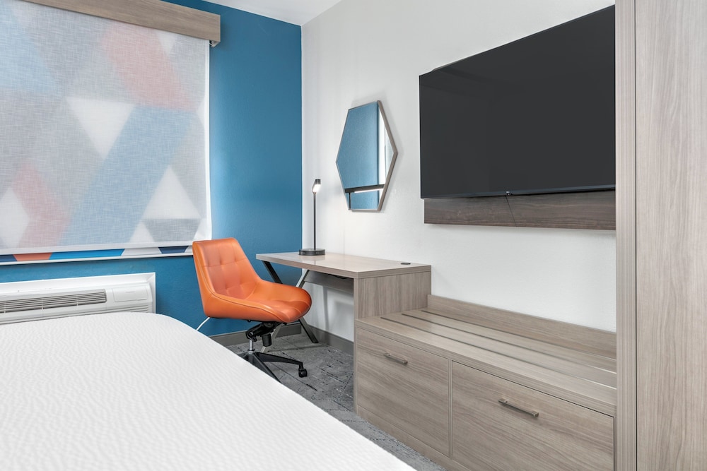holiday inn express hotel and suites winnie by ihg