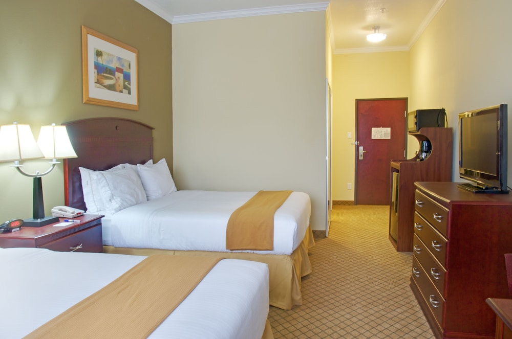 holiday inn express hotel and suites winnie by ihg