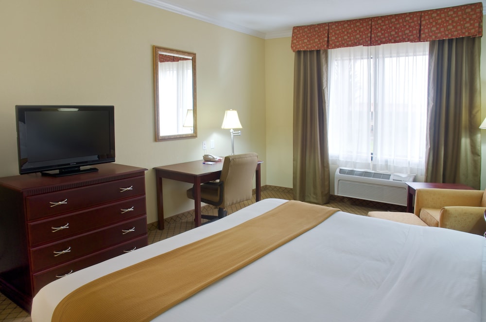 holiday inn express hotel and suites winnie by ihg