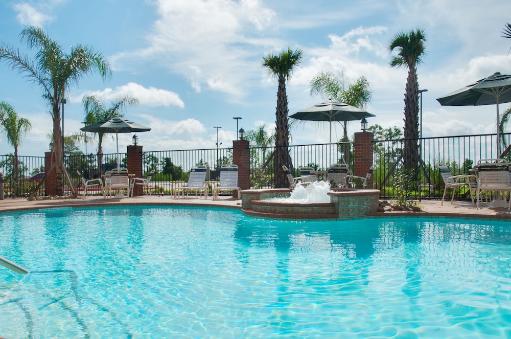 holiday inn express hotel and suites winnie by ihg