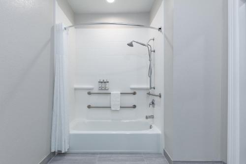 holiday inn express hotel and suites winnie by ihg