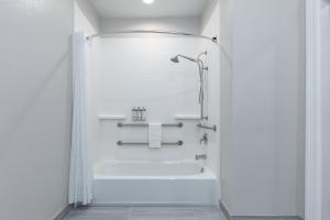 holiday inn express hotel and suites winnie by ihg