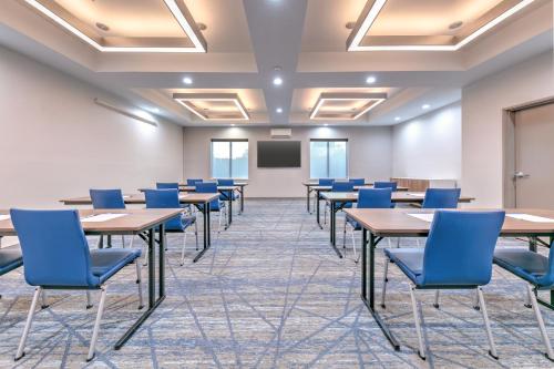 holiday inn express hotel and suites winnie by ihg