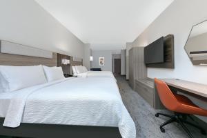 holiday inn express hotel and suites winnie by ihg
