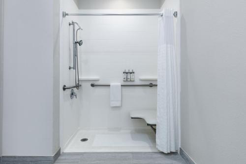 holiday inn express hotel and suites winnie by ihg
