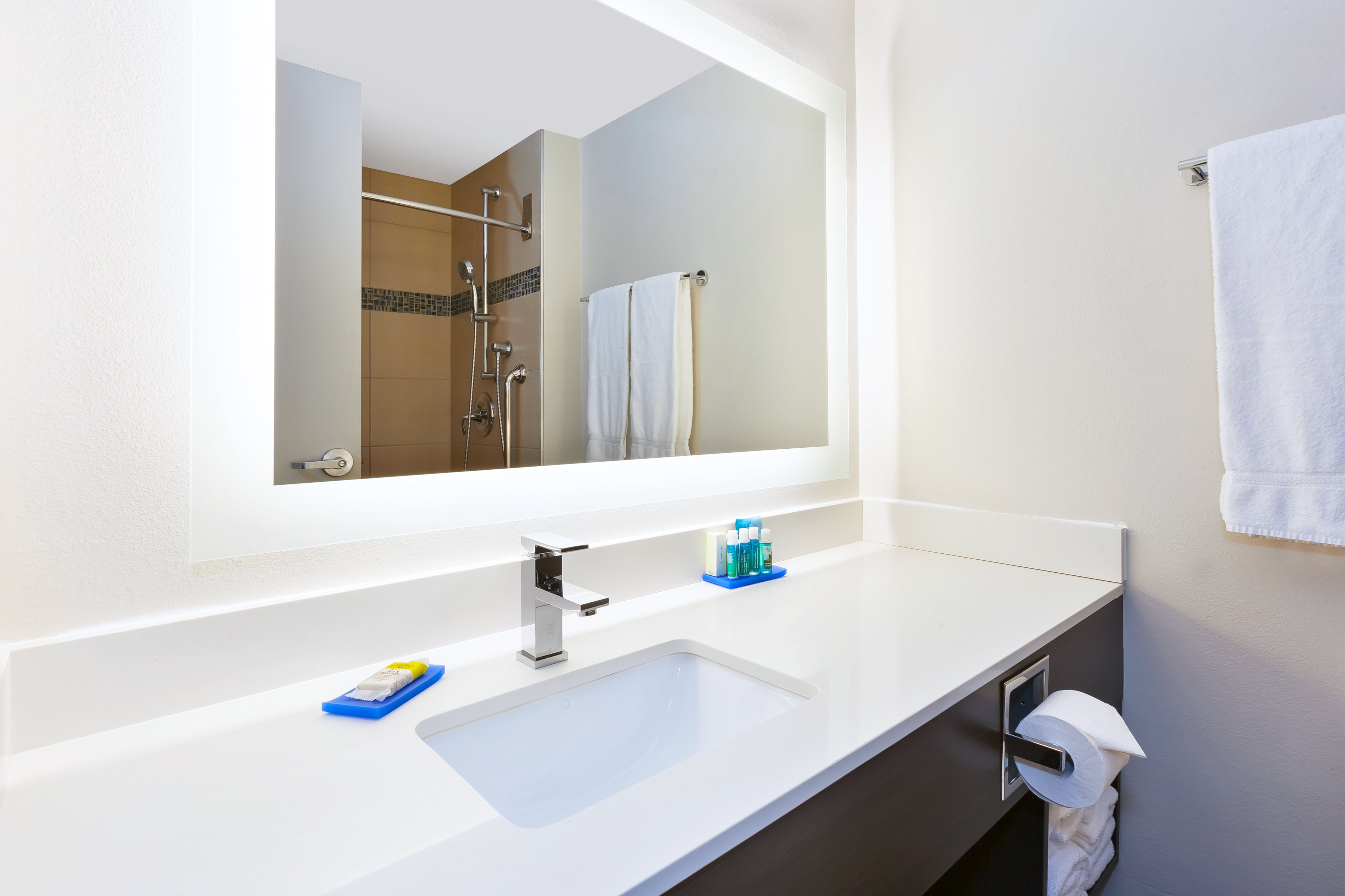 holiday inn express winnipeg airport polo park by ihg