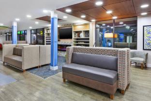 holiday inn express winnipeg airport polo park by ihg