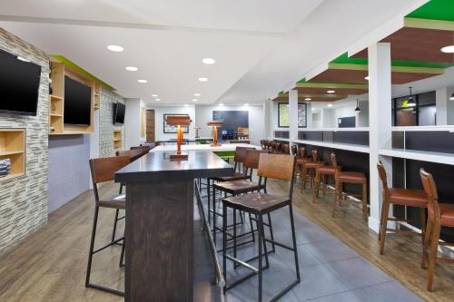 holiday inn express winnipeg airport polo park by ihg