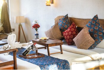 moustache panarpani retreat