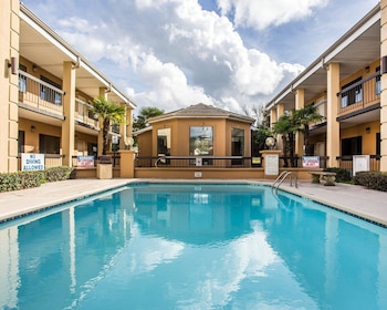 Suburban Studios Florence - Darlington,South Carolina>>Florence,2 star