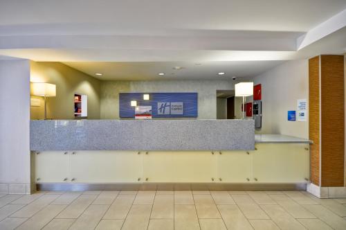 holiday inn express romulus detroit airport by ihg