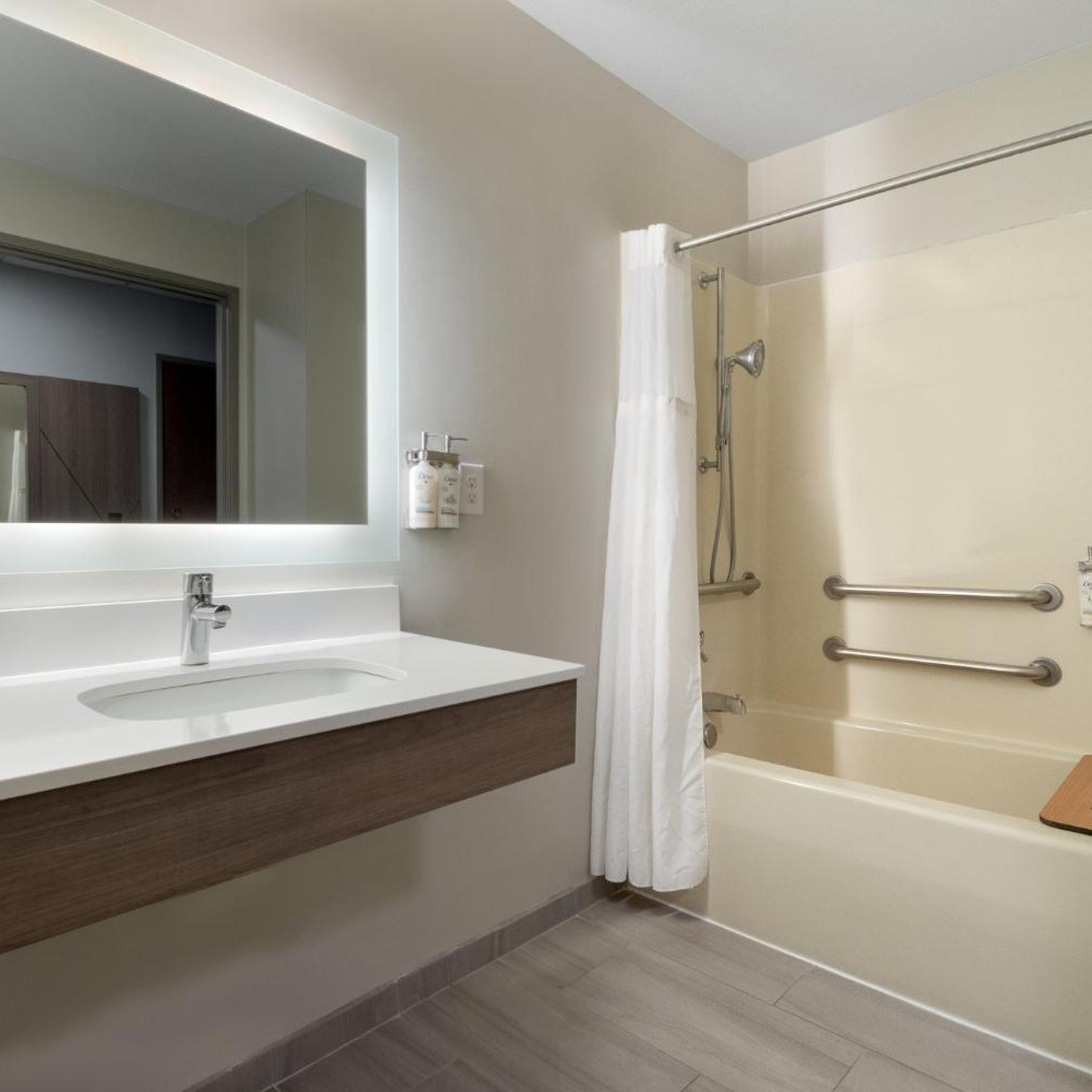 holiday inn express hotel and suites saginaw by ihg