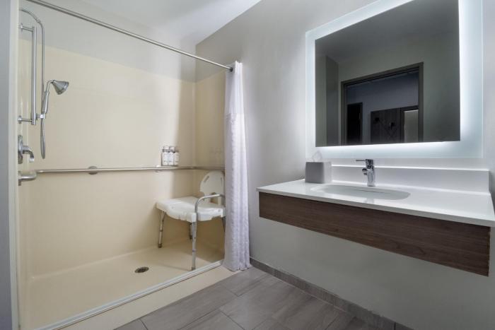holiday inn express hotel and suites saginaw by ihg